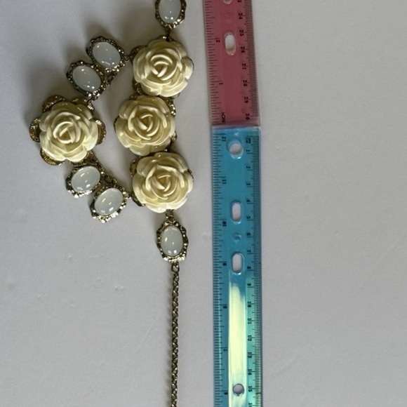 Chic Cream Rose Necklace - Picture 6 of 9